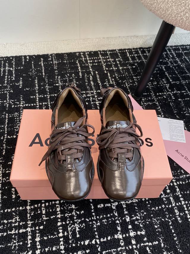 代购级 Acne Studios 24Ss 秋冬季 走秀款芭蕾鞋 可以说每一双都是可以珍藏的鞋子 今年这款芭蕾鞋真的是太美了 设计搭配芭蕾舞鞋瞬间仙儿到爆！ 细