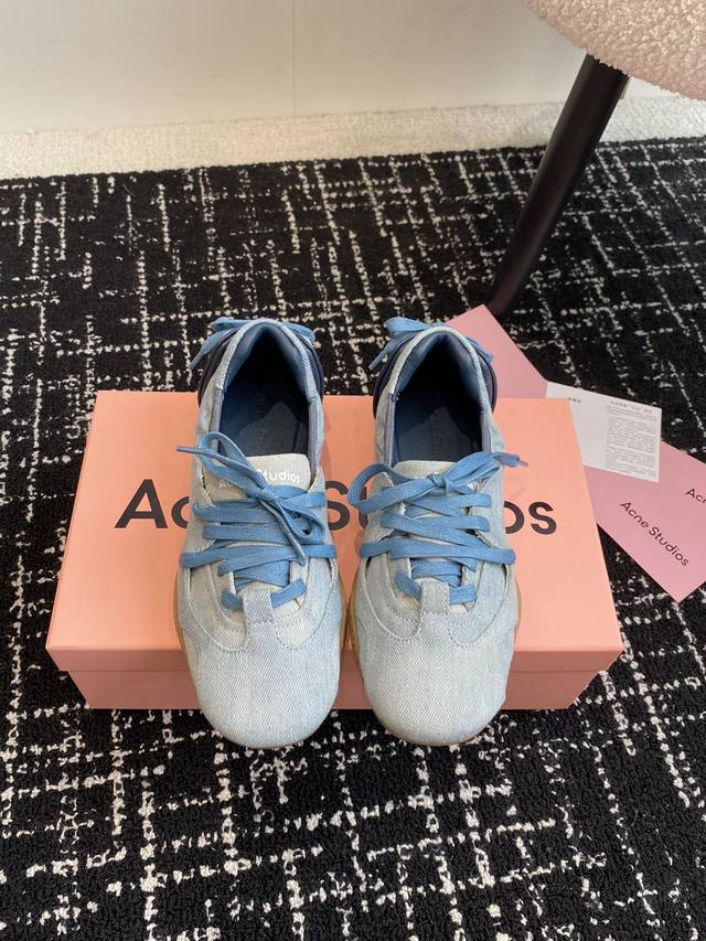 代购级 Acne Studios 24Ss 秋冬季 走秀款芭蕾鞋 可以说每一双都是可以珍藏的鞋子 今年这款芭蕾鞋真的是太美了 设计搭配芭蕾舞鞋瞬间仙儿到爆！ 细