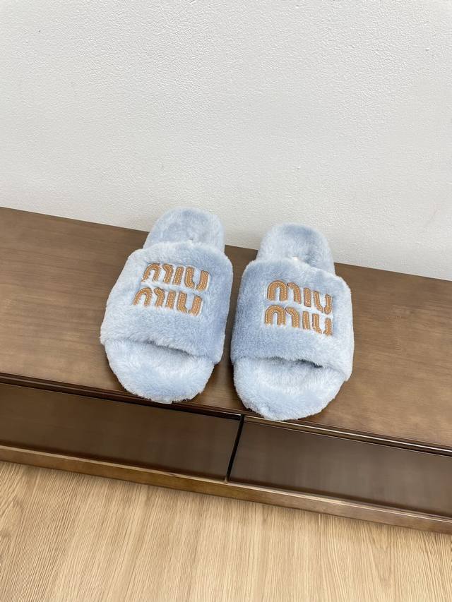 顶级版本miumiu Ss24 New Arrival～ 秋冬新款字母羊毛拖鞋 超舒适的miu毛拖 简约 随性 时髦有范， 慵懒又不乏高级感，最舒适的拖鞋没有之